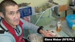 Аян Смаков, проходящий курсы по войлоковалянию. Темиртау, 7 декабря 2016 года.