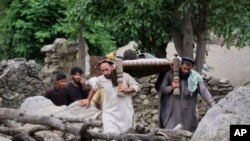 Заминларза деҳоти кӯҳистонии дурдастро вайрону валангор кард ва садҳо нафарро кушт.