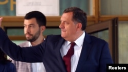 Milorad Dodik i njegov sin Igor (u pozadini), arhivska fotografija