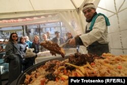 Приготовление плова в Алматы на празднике Наурыз, март 2022 г.