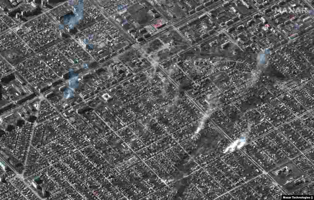 Пожежі у Лівобережного районі Маріуполя, 22 березня 2022.&nbsp;Satellite image &copy;2022&nbsp;Maxar Technologies. Двадцятий день блокади, влаштованої російськими окупантами. Обстріли, бомбардування, повне руйнування інфраструктури міста. Відсутність їжі, води, тепла і світла