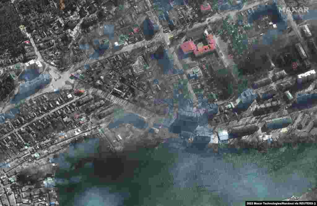 В оточеному Маріуполі від російських обстрілів горять житлові будинки, 21 березня 2022 року.&nbsp;Satellite image &copy;2022&nbsp;Maxar Technologies