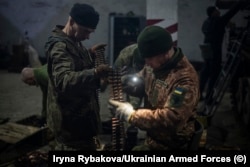 ჯარისკაცები ტყვია-წამალს ამზადებენ თებერვალში რუსეთის არმიის შეჭრის წინ.