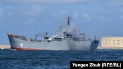 Большой десантный корабль «Орск» Черноморского флота России выходит из Севастопольской бухты, архивное фото