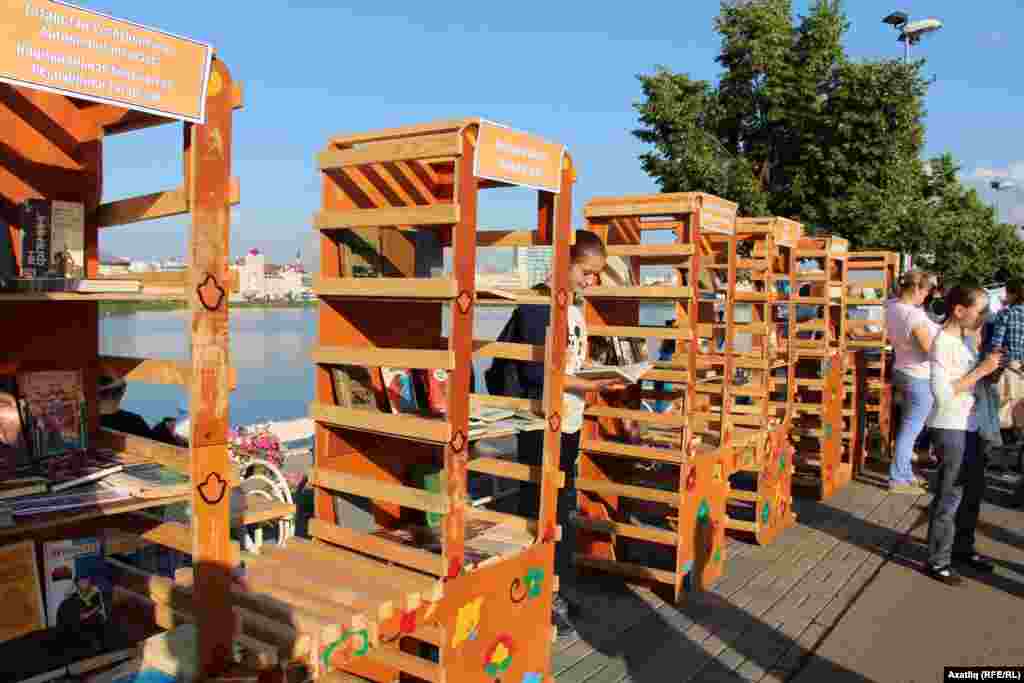 Заманча итеп эшләнгән китап киштәләре Печән базарына килүчеләрне укырга өнди