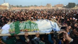 د پنجاب په قصور ښار کې خلکو د جنسي تېرې ښکار شوې ماشومې جنازې اخیستې. عکس له ارشېفه