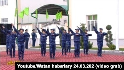 Polisiýa formaly adamlar Serdar Berdimuhamedowyň öňünde tans edýär. Aşgabat. 24-nji mart, 2022 ý.