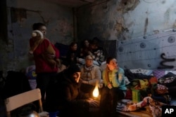 Люди у бомбосховищі в Маріуполі, 6 березня 2022 року. Фото Євгена Малолєтки