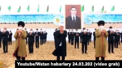 Туркман оқсоқоллари ва амалдорлари 2022 йил март ойида отаси ўрнига президент лавозимини эгаллаган Сардор Бердимуҳаммедов сурати олдида. «Озодлик» суҳбатдошларининг айтишича, Сардор ва Гурбангули Бердимуҳаммедовларнинг портретлари ҳамма жойда илинган.