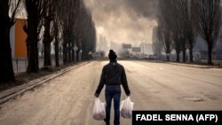 Киевдеги орус күчтөрүнүн соккусунан кийин күйүп жаткан кампанын жанындагы көрүнүш. 24-март, 2022-жыл.