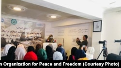 نشست خبری اعتراضی از سوی موسسه "زنان افغان برای صلح و آزادی" در کابل برگزار شد.
