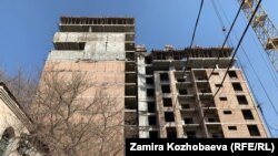 "Кубаныч" деп аталган 14 кабаттуу имаратты "KG Восток Сервис" компаниясы куруп жатат.