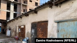 Жабыркаган үйгө караштуу сарайлар.