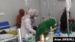 د افغانستان په يوه روغتون کې روغتياپاله د ښځينه ناروغانو د درملنې پر مهال 