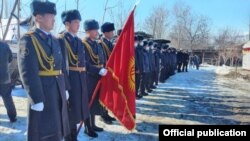 Милициянын лейтенанты Нурланбек Эркуловду акыркы сапарга узатуу үчүн кесиптештери барды. Өзгөн. 29-январь, 2021-жыл. 