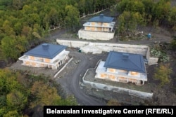 Тры катэджы на пляцоўцы будаўніцтва. Здымак з дрону зроблены ў кастрычніку 2025 году