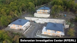 Три коттеджа на строительной площадке в Красной Поляне. Снимок с дрона, сделанный в октябре 2025 года