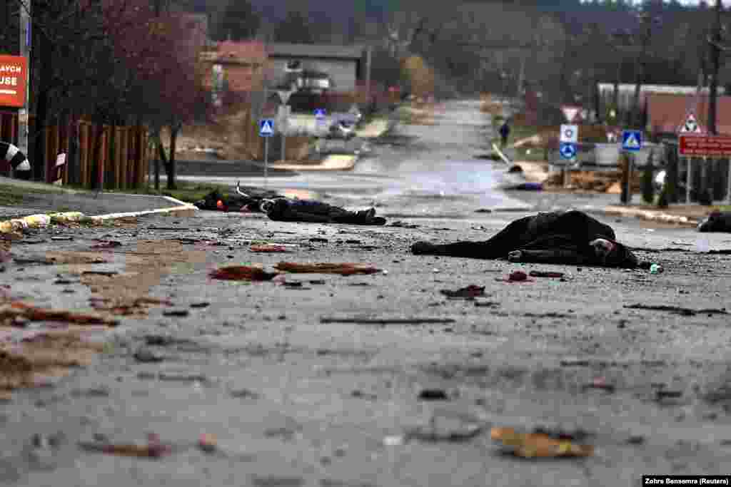 Російські військові, як тепер встановлено українськими та міжнародними слідчими групами, на окупованих територіях чинили воєнні злочини проти цивільного населення: катування, убивства, зґвалтування, зокрема і дітей.&nbsp; Також військовослужбовці РФ грабували оселі українських громадян, а викрадене майно вивозили і відправляли посилками додому.&nbsp;&nbsp; Тіла цивільних, убитих російськими військовими у Бучі. 2 квітня 2022 року&nbsp;