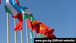 Кыргызстан менен Өзбекстандын желектери.