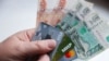 Rușii primesc carduri de debit în Uzbekistan pentru a le folosi în călătoriile în străinătate, după ce VISA și Mastercard au părăsit Rusia.