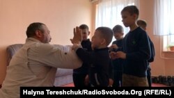 Аарон Спредлін з вихованцями з Харкова