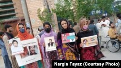 د لادرکه بلوڅانو د کورنۍ غړي د احتجاج په حال کې (انځور له ارشيفه) 