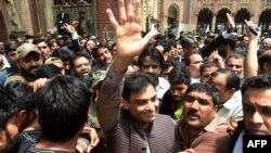 حمزه شهباز تر دې وړاندې د اپریل پر ۱۶مه هم د پنجاب اسمبلۍ لخوا وزیر اعلی ټاکل شوی وو او د اپریل پر ۳۰مه یې د وزیراعلا په توګه سوګند پورته کړی وو.