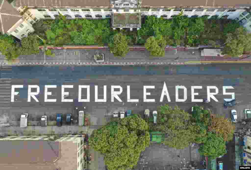 O fotografie făcută cu drona arată o bucată de drum pe care este scris mesajul &bdquo;Eliberează liderii noștri&rdquo; ca simbol al rezistenței împotriva loviturii de stat militare. Yangon, Myanmar, 20 februarie 2021. (Foto: EPA-EFE )