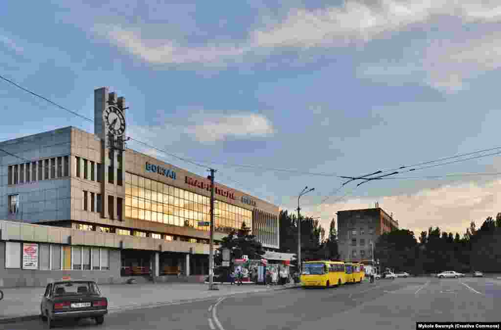 Mariupol&#39;s main train station photographed in 2013