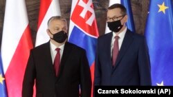 Mateusz Morawiecki, premierul Poloniei, și Viktor Orba, premierul Ungariei, care au acceptat introducerea mecanismului privind corelarea fondurilor europene de statul de drept, dar continuă să aibă mari probleme cu respectarea acestuia. 