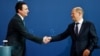 Kryeministri i Kosovës, Albin Kurti, duke përshëndetur kancelarin gjerman, Olaf Scholz, pas një konference të përbashkët për media në Berlin më 4 maj 2022.