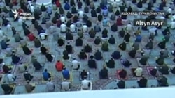 На праздничной молитве восхваляют новую книгу Бердымухамедова-старшего