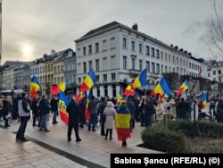 În jur de 60 de oameni au participat la protestul organizat de AUR în fața Parlamentului European, mulți dintre ei fiind reprezentanți ai partidului sau staff care i-a însoțit la conferința MEGA.