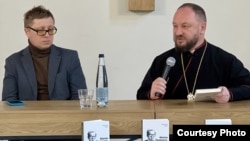 Дослідник Володимир Мороз і єпарх Мукачівської греко-католицької єпархії владика Теодор на презентації книжки