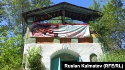 Вход в мавзолей.