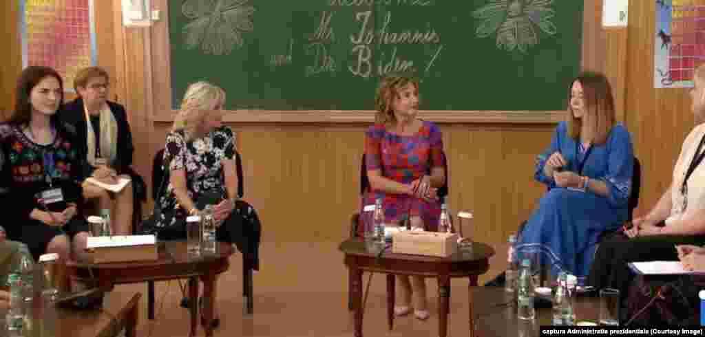 Jill Biden și Carmen Iohannis le-au încurajat pe refugiatele din Ucraina. &bdquo;Vă iubim, sunteţi prietenii noştri. Suntem aici să vă alinăm durerea şi vrem cu adevărat să facem tot ce putem pentru a vă ţine în siguranţă", le-a spus Carmen Iohannis mamelor din Ucraina.&nbsp;