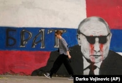 Syzet e zeza në imazhin e Putinit në mural, 7 maj.