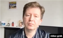 Andrei Soldatov, în timpul discuției sale cu reporterii Europei Libere pe care a purtat-o din Londra.