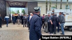 Өзбекстандын чек арачыларынын огунан каза болгондордун тажиясы болуп жатканда тартылган сүрөт. Дөбө-Коргон айылы. 6-май, 2022-жыл.