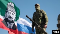 Соьлжа-ГIала, Оьрсийчоьнан пачхьалкхан а, Кадыров Ахьмадан сурт тIехь долу а байракхашна хьалха лаьтта эскархо, 2022-чу шеран Зазадоккху-беттан 29-гIа де