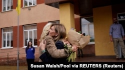 Prima Doamnă Jill Biden a mers într-o vizită neanunțată în Ucraina, spunând că a vrut să fie acolo de Ziua Mamei. 