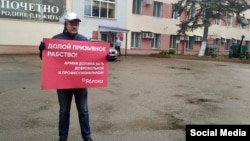 Руслан Зинатуллин во время пикета, 15 мая 2020 года