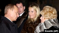 29 ноябри соли 2003 Путин дар мазори Собчак бо духтар ва ҳамсари устоди собиқаш гуфтугӯ мекунад