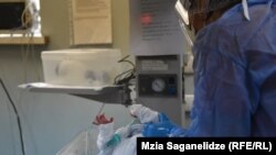 Medicii din Câmpina au așteptat mai bine de 12 ore găsirea unui loc la ATI pentru un copil de două luni. El a fost transferat cu succes la Brașov