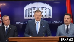 Presidenti i Republikës Sërpska, Millorad Dodik (në mes), kryeministrit Radovan Vishkoviq (djathtas) dhe kryetari i Asamblesë Kombëtare Nenad Stevandiq.