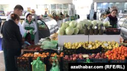 Türkmenistanyň bazarlarynyň birinde satyjylar we alyjylar (Illýustrasiýa suraty)