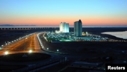 Maslahatyň öňüsyrasynda türkmen häkimiýetleri “Awaza” syýahatçylyk zolagyny ýerli syýahatçylardan mejbury arassalamak boýunça kampaniýa geçirdi.