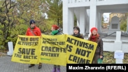 Demonstrators in the Russian city of Murmansk calling for the release of the crew of the "Arctic Sunrise"