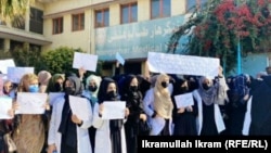 آرشیف - زنان و دختران معترض در ننگرهار خواستار بازگشایی پوهنتون‌ها به روی دختران شدند