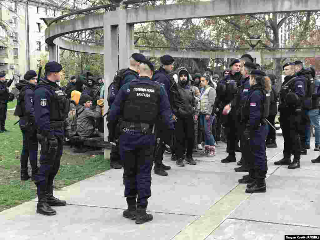 Direktor nevladine organizacije Info Park koja se bavi pomaganjem migrantima u Srbiji rekao je za RSE da akcija od 25. novembra predstavlja simboličnu promenu državne politike. "Srbija se obavezala da će unaprediti sistem upravljanja migracijama. To, između ostalog, znači bolje obezbeđenje granica, kao i deportaciju migranata", rekao je on. Na slici: Migranti i policija u parku kod Ekonomskog fakulteta u Beogradu, 25. novembar 2022.